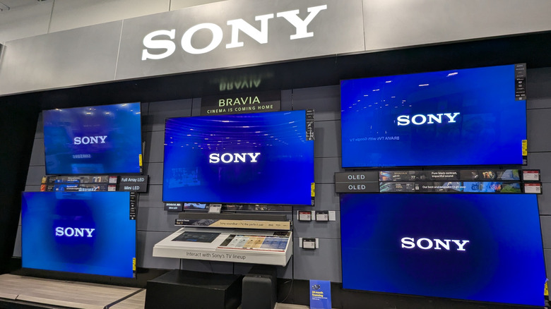 Bir mağazada sergilenen Sony televizyonlar