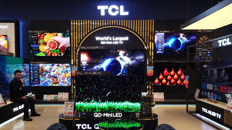 Birden fazla televizyonun bulunduğu bir mağazadaki TCL ekranı