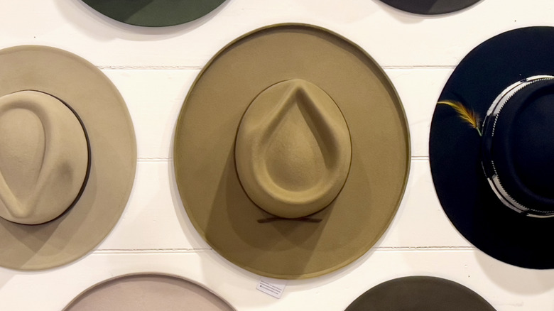 Duvarda asılı duran şapkaların yakın çekimi