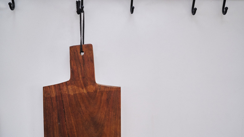 Asılı kesme tahtasının yakın çekimi