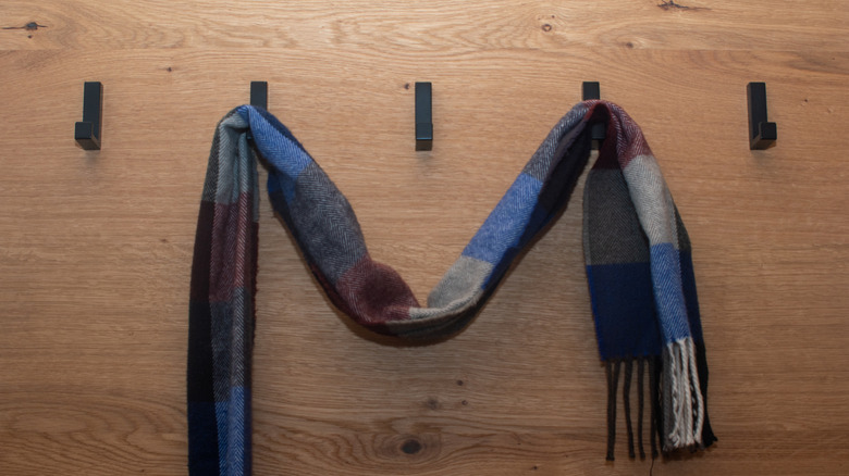 Kancalara asılı atkıyı kapat