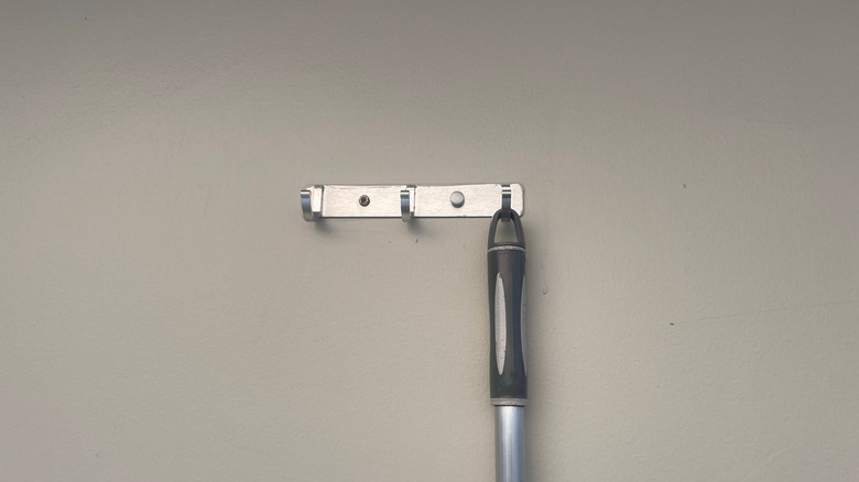 Duvardaki kancaya asılı paspasın yakın çekimi