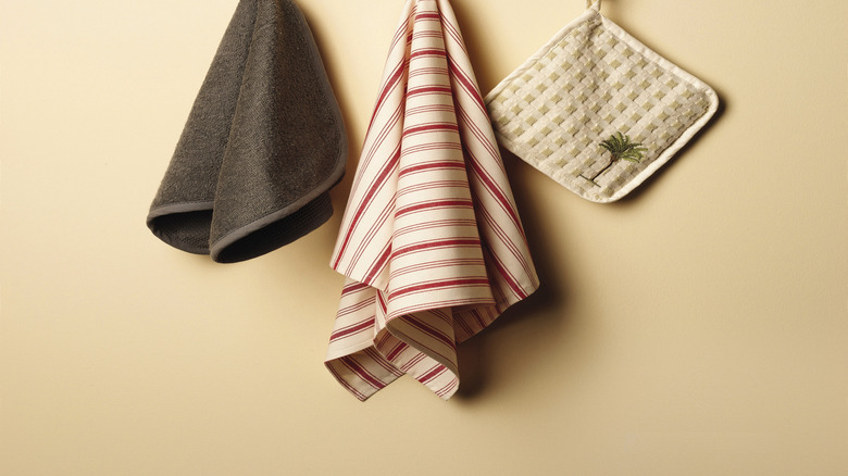 Kancalardan sarkan havlu ve tencere tutacaklarının kapatılması