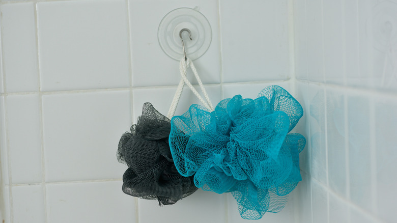 Duştaki kancalardan sarkan duş puflarının yakın çekimi