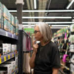 Evde Daha Fazla Organizasyon İçin Dolar Ağacının Yapışkan Kancalarını Kullanmanın 10 Yolu