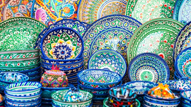 renkli desenli tabak yığınları