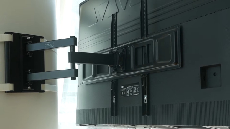 Bir direğe bağlı hareketli bir kol üzerine monte edilmiş bir TV'nin arka tarafı.