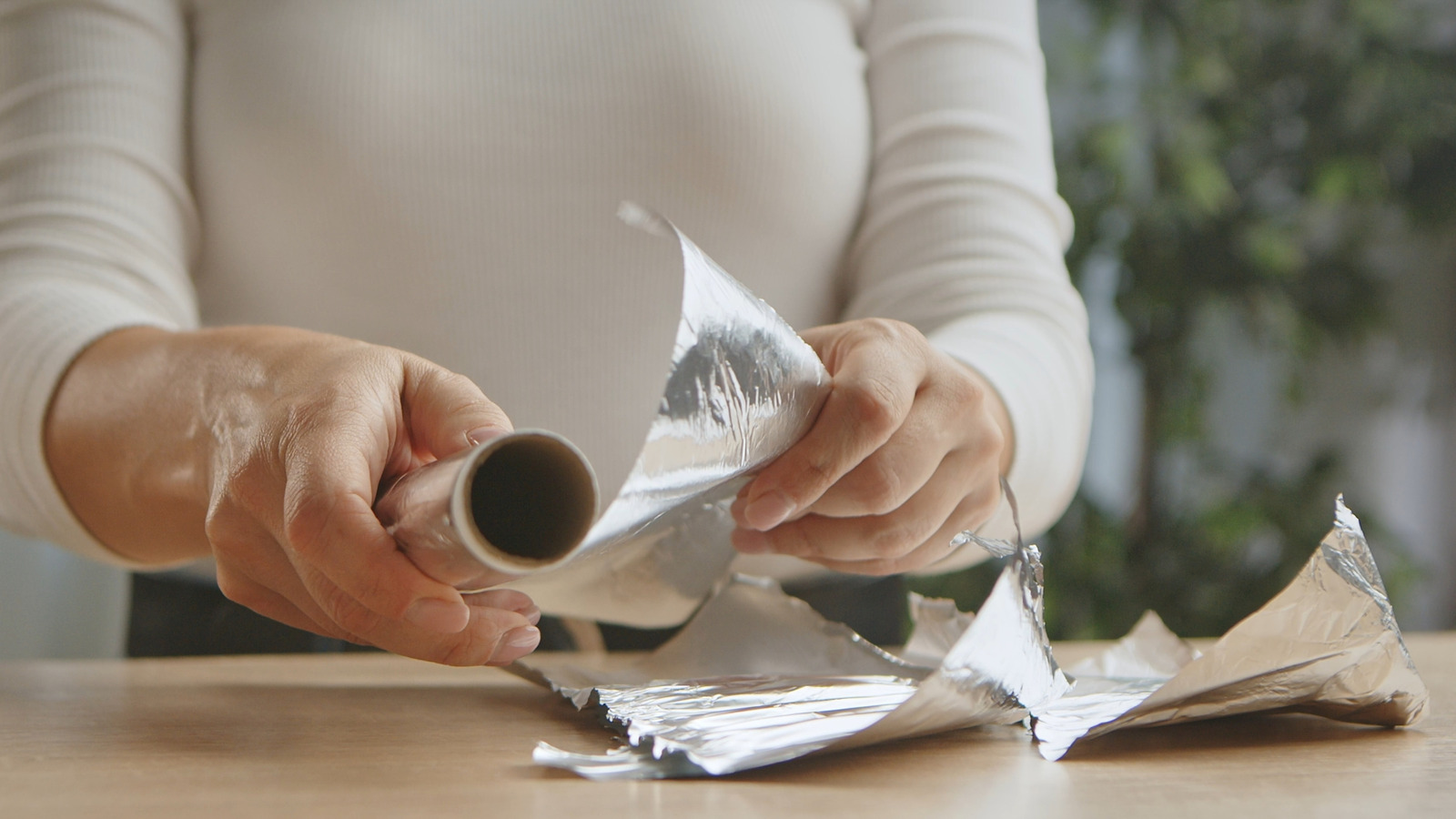 Bu Kolay DIY ile Alüminyum Folyoyu Çarpıcı Noel Dekoruna Dönüştürün