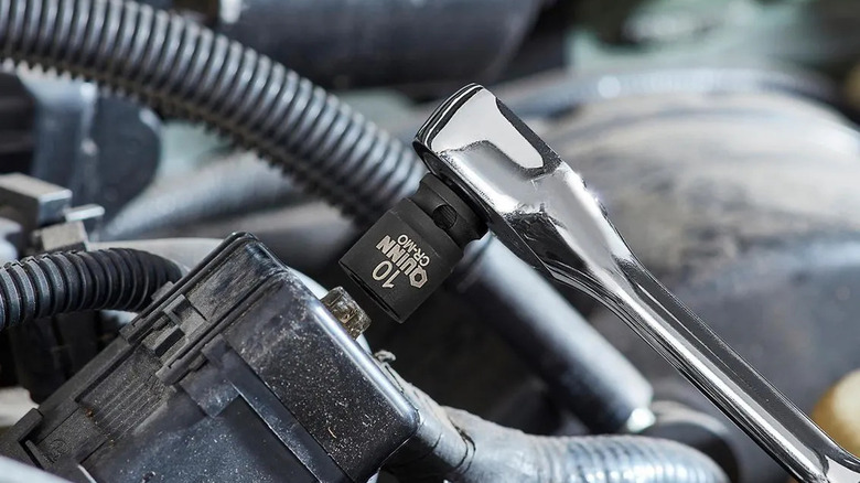 Hasarlı bir cıvatayı Harbor Freight'in Quinn cıvata çıkarıcı soketiyle gevşetmek