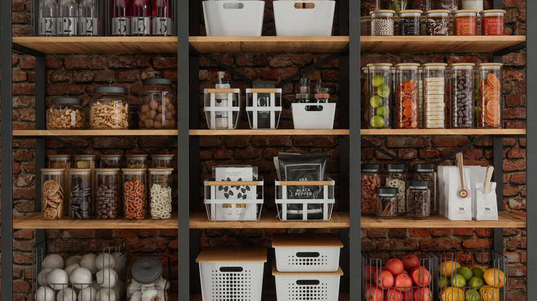 Cam kavanozlar ve sepetlerle düzenlenen raflar