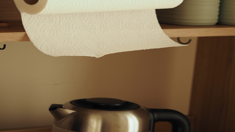 Dolaptan sarkan bir kağıt havlu askısı.