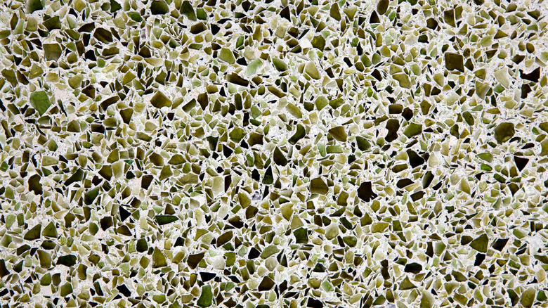 Pürüzsüz bir yüzey için dolgu macunuyla birleştirilmiş kırık cam