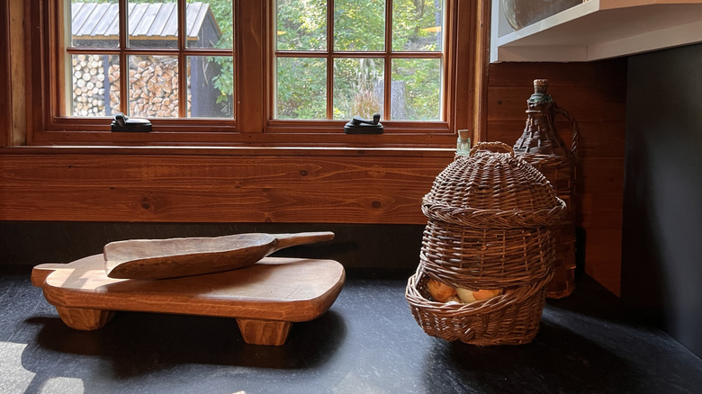 sabuntaşı tezgahın üzerinde duran kesme tahtası