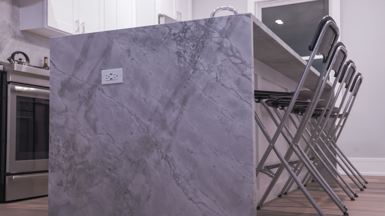 mutfakta kuvarsitten yapılmış şelale adası