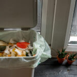 Ortak Bir Dolap Zımbası Yardımıyla Çöp Kutularınızı Kolayca Gizleyin