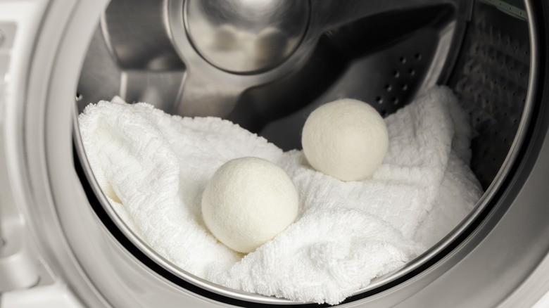 Kurutucunun içindeki yün topları