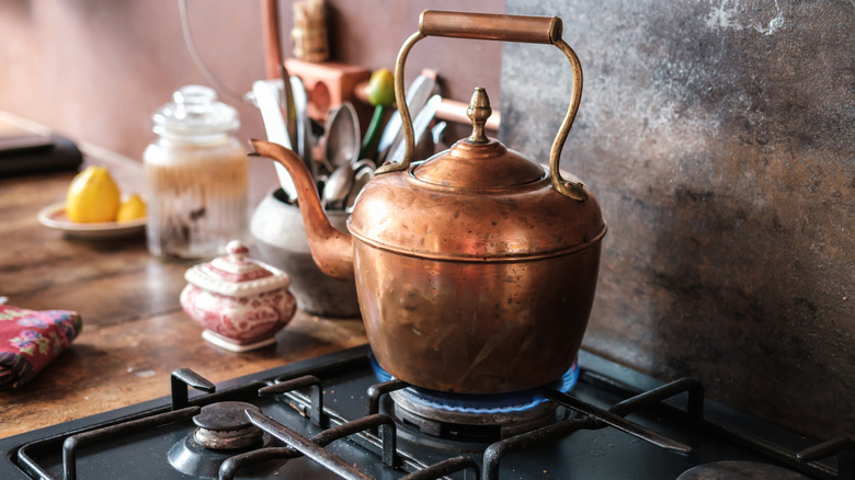 Ocakta antika bakır su ısıtıcısı