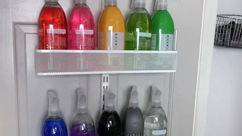 Tel sepetler kullanılarak kapıya düzenlenen temizlik malzemeleri