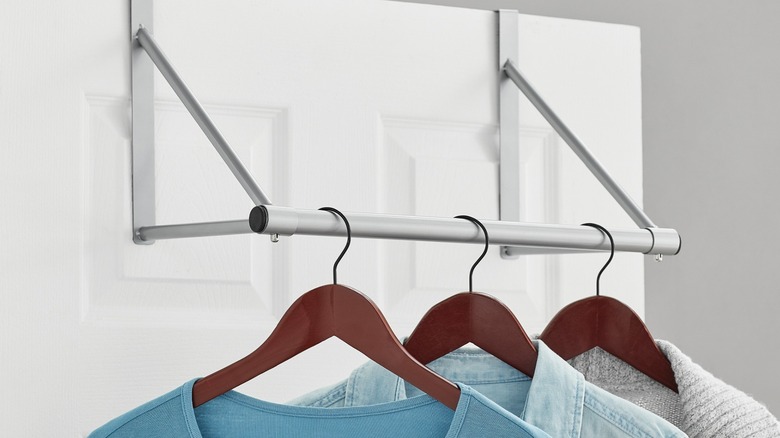 kapının üstündeki çubuktan sarkan giysiler