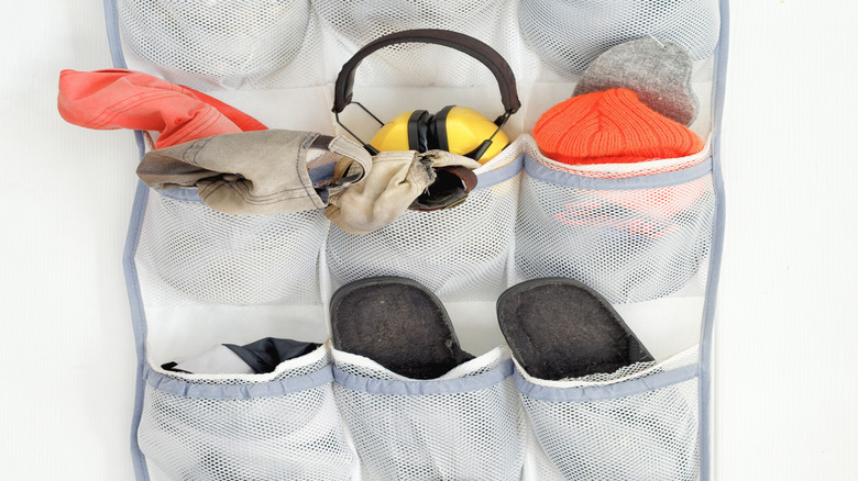 şapka, çorap ve kulak koruyucu içeren ayakkabı düzenleyici