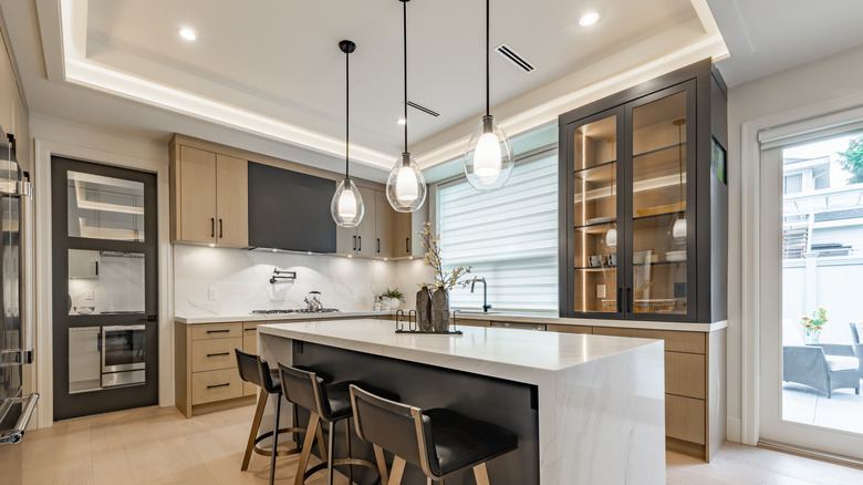Katmanlı aydınlatmaya sahip modern bir mutfak