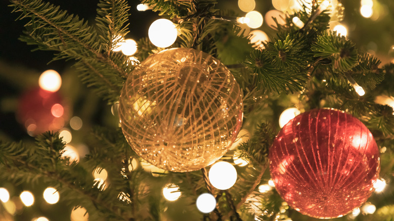 Noel ağacındaki Kugel süsleri