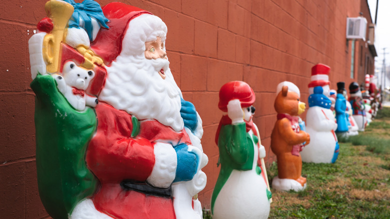 Bir bina boyunca Noel şişirme kalıpları