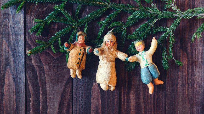 Çelenk üzerinde asılı vintage süs eşyaları