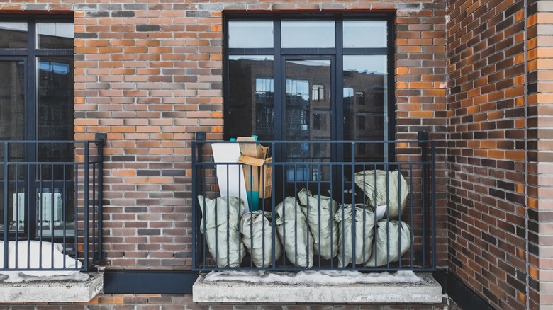 Balkondaki çöp torbalarının kapatılması