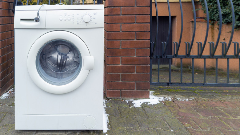 Kırık çamaşır makinesinin kapatılması