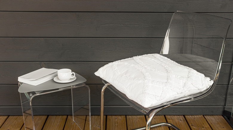 Sandalyenin yastıkla kapatılması ve yan masadaki kitap