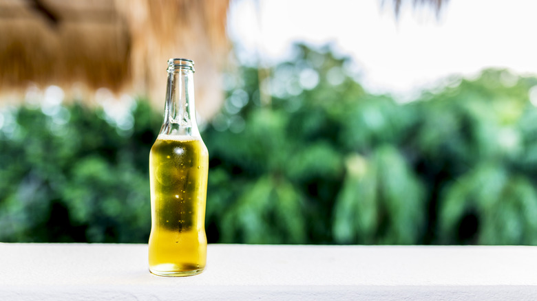 Balkonda bira şişesinin kapatılması