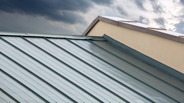 Bitişik duvarda yanıp sönen metal bir çatı