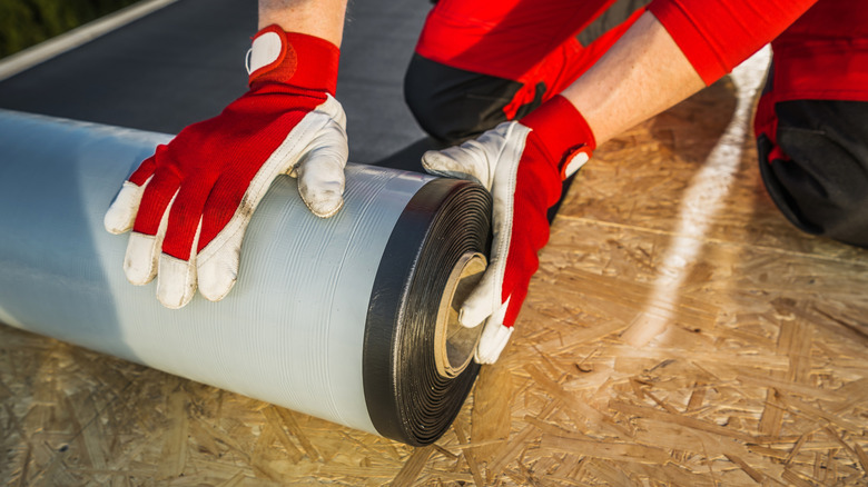 Yönlendirilmiş şerit levha (OSB) üzerine EPDM çatı kaplama membranının takılması