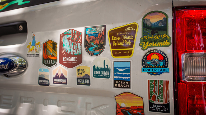 Eyalet parkı çıkartmalarıyla kaplı bir aracın arkası.