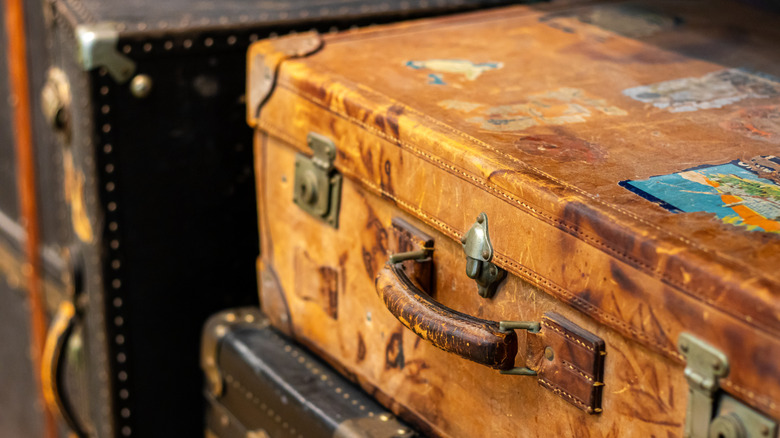 Vintage deri çantanın üzerindeki seyahat çıkartmaları.