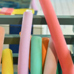 Havuz Eriştesini Şenlikli Bir Kendin Yap ile Çarpıcı Bir Kumaş Çelenkine Dönüştürün