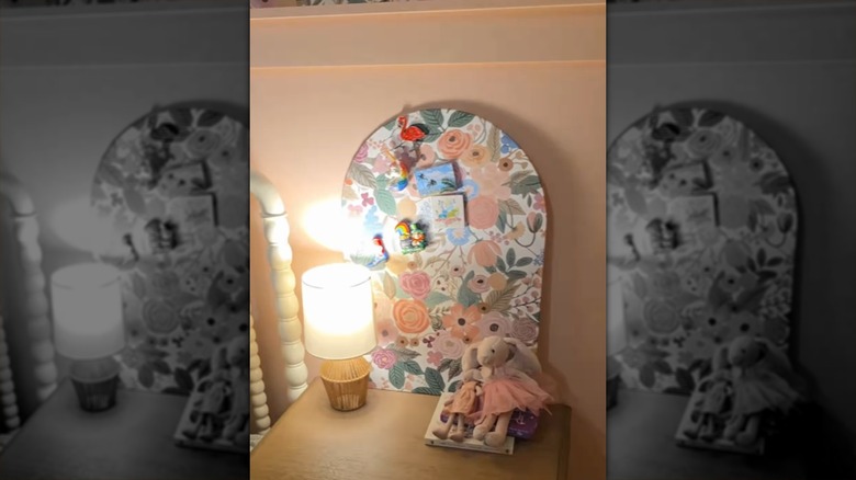 Hobi Lobisi kemerli metal mıknatıs tutucusundan yapılmış, duvar kağıdı kaplı mıknatıslı pano.