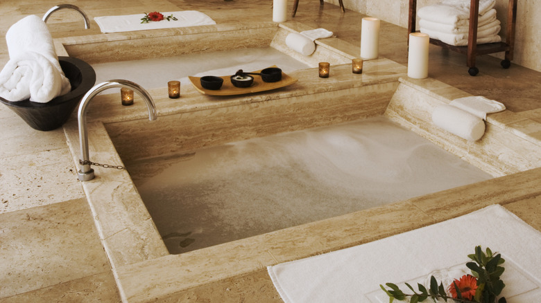Güney Afrika'daki Sabi Kum Av Koruma Alanı'ndaki Royal Malewane Özel Av Köşkü'ndeki Waters of Royal Malewane Bush Spa'daki spa banyoları.