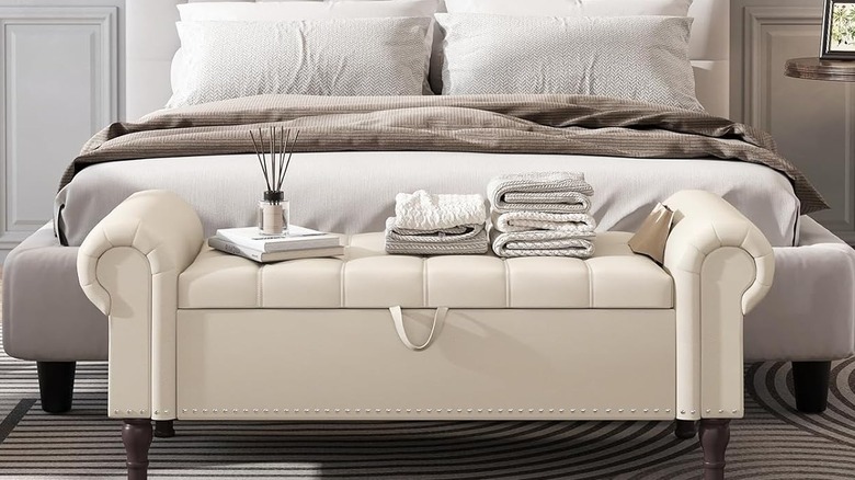 Yatağın ucundaki kanepe saklama bankı