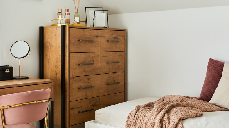 Küçük bir yatak odasında dar çekmeceli depolama