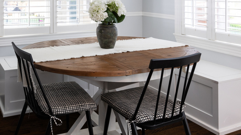 Banklı oturma alanı bulunan yemek alanı