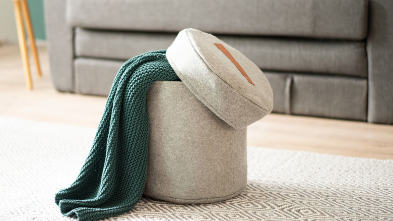 Üstü kapalı sevimli yuvarlak osmanlı