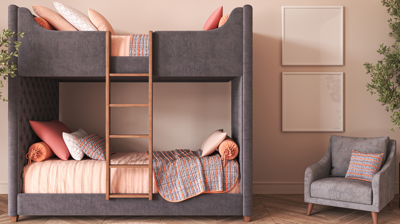 Yatak odasında ranzalar