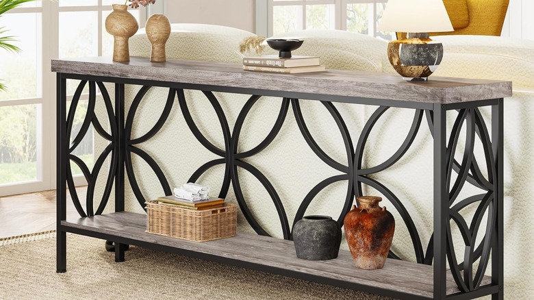 Kanepenin arkasındaki ince masa