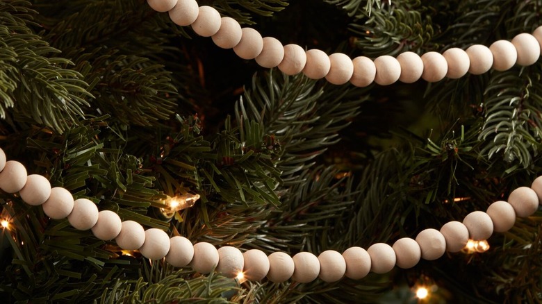 Doğal ahşap çelenkle dizilmiş bir Noel ağacının yakın çekimi