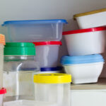 Birkaç Uygun Fiyatlı Dolar Ağacı Bulgusuyla Plastik Gıda Kaplarını Düzenli Tutun