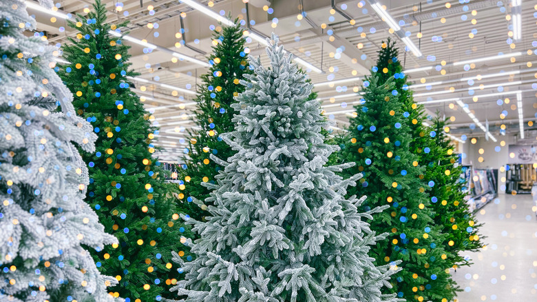 Bir mağazada satışa sunulan yapay Noel ağaçları