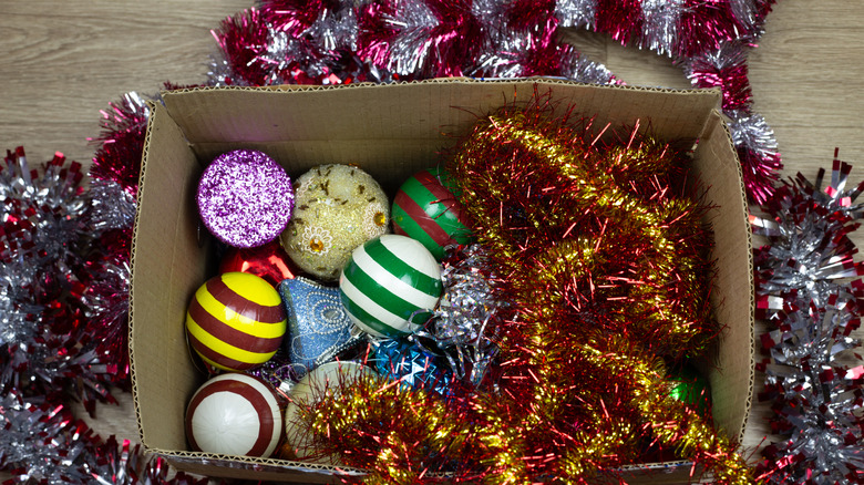 Karton kutuda cicili bicili çelenk ve süs eşyaları