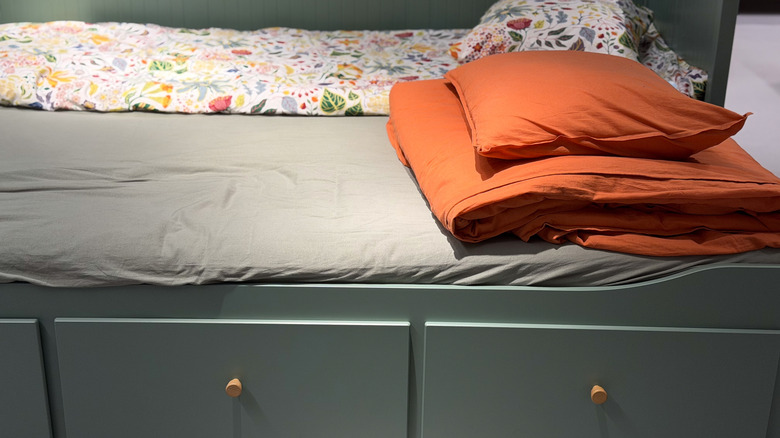 depolama ile yatak çerçevesi